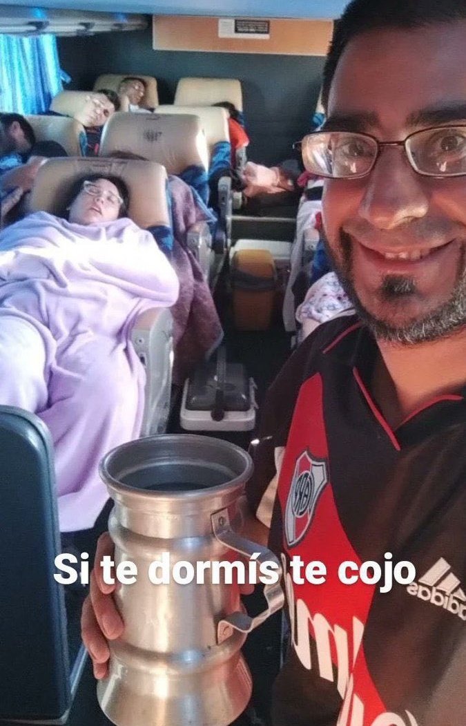 Contexto para los que no saben porque se llevaron detenido a Wally: Basicamente le decia a los hinchas que los hacia socios por menos plata, los asociaba con un supuesto descuento que no existía y 'pagaba' la cuota con tarjetas robadas, que después le denunciaban al banco ese