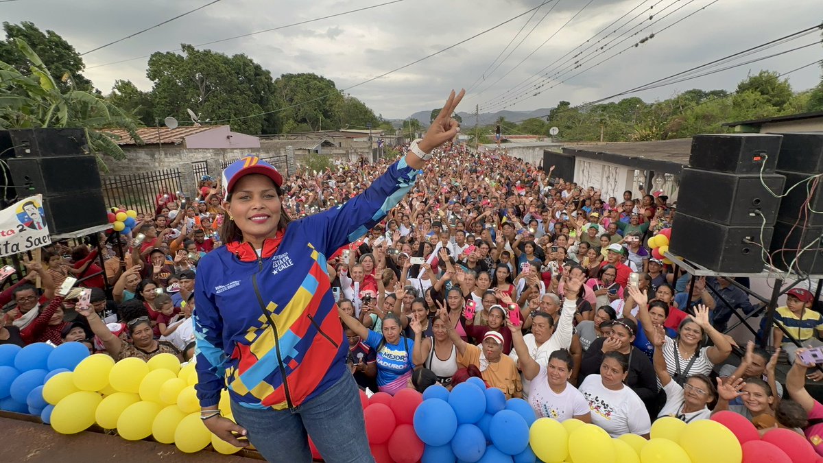 Con una gran concentración en la comunidad La Caramuca de la populosa Comuna Francisco de Miranda, se realizó el cierre de Campaña rumbo a las Gran Consulta Nacional a realizarse el próximo domingo 21 de abril convocada por el presidente @NicolasMaduro @ComunasVE_