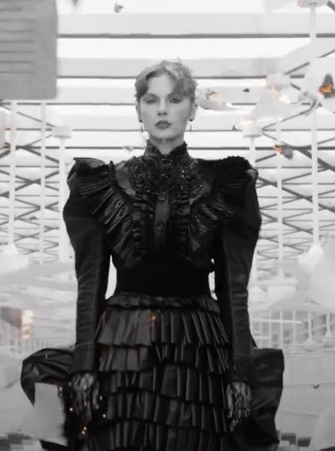 graynovember13's tweet photo. she’s wearing a victorian mourning dress #TSTTPD https://t.co/BbIkONjy1c