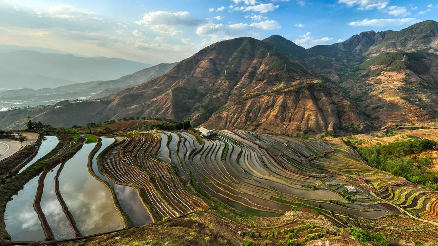 A Chinese-led team discovered a whopping 2,305 billion tonnes of carbon stored as soil inorganic carbon (SIC) in the top two meters of soil worldwide, over five times of carbon found in all of the world's vegetation, revealing its crucial role in global #carbon storage.