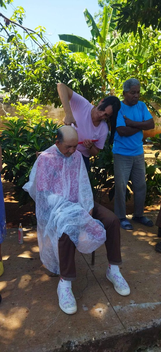 En San José de las Lajas, con un gesto de solidaridad y sensibilidad llega la Casa de Orientación a las Mujeres y Familias de #FMC con los jóvenes del curso de Peluquería y Barbería al hogar de ancianos para brindar servicios gratuitos a los abuelos. #MujeresEnRevolución