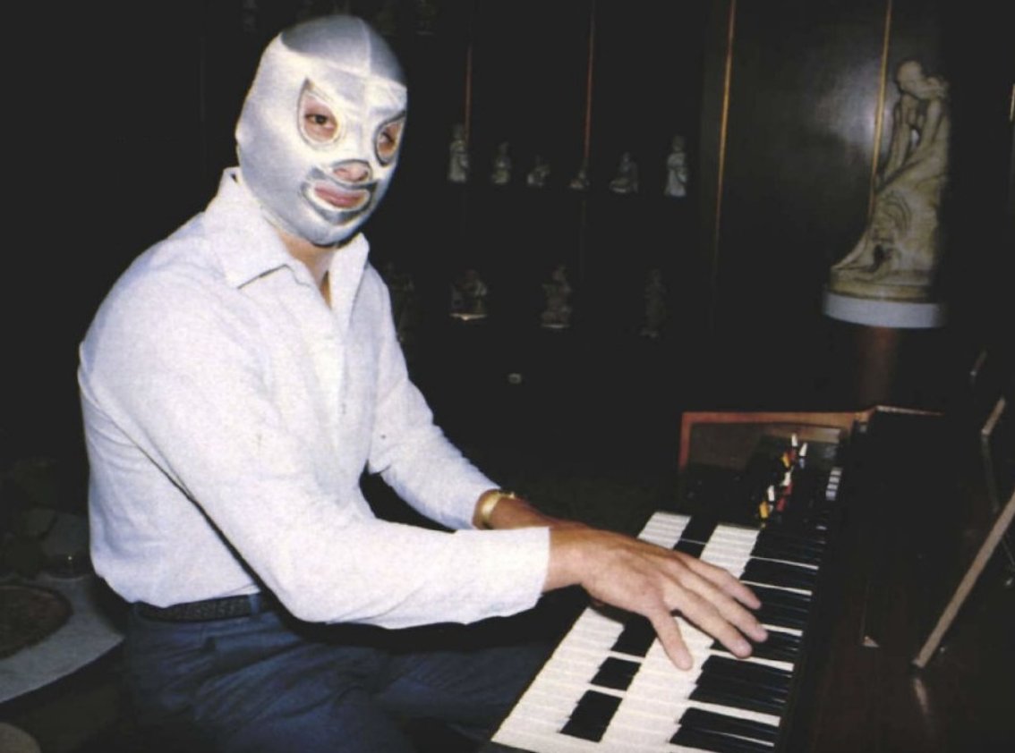 It's me, a totally normal guy scanning pictures from 40 yr old Japanese wrestling magazines for a chapter of a book that suddenly feels like very much its own thing.

This luchador randomly playing the keyboard, of course, has nothing to do with my #PRIDEFCBook. But it's lovely