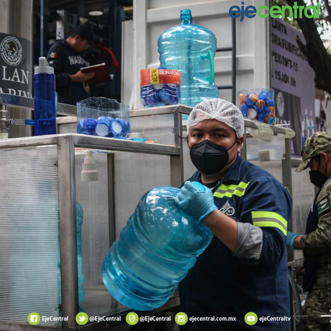 EjeCentral's tweet photo. Vecinos de la alcaldía #Benito Juárez se congregan en el Parque Esperanza Oteo, operado por la #Marina y el Gobierno de la Ciudad, en busca de llenar #garrafones - ejecentral.commx https://t.co/jXBLWwPoua