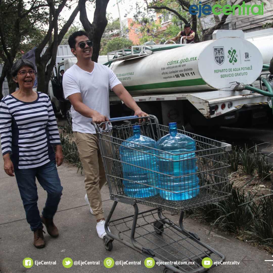 EjeCentral's tweet photo. Vecinos de la alcaldía #Benito Juárez se congregan en el Parque Esperanza Oteo, operado por la #Marina y el Gobierno de la Ciudad, en busca de llenar #garrafones - ejecentral.commx https://t.co/jXBLWwPoua