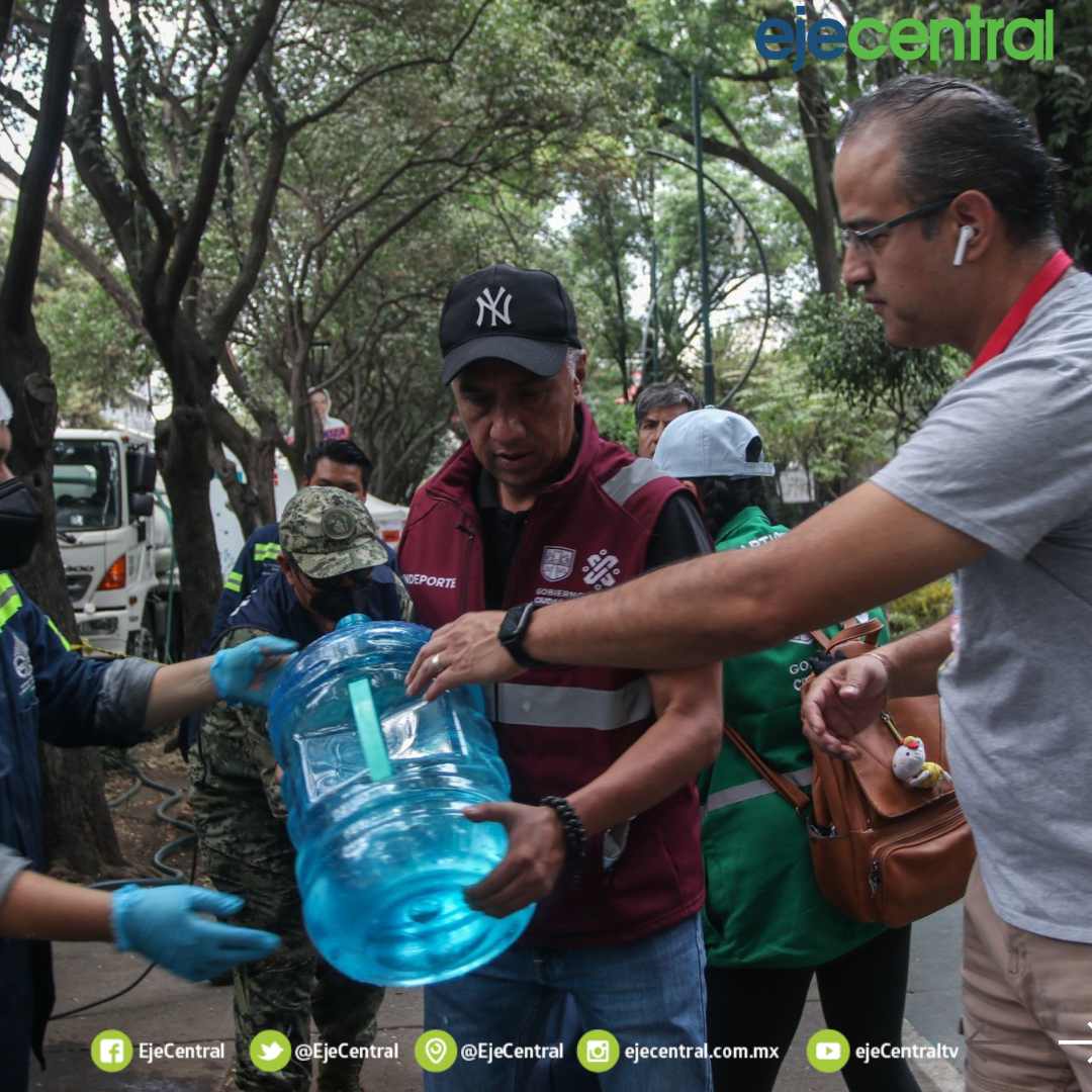 EjeCentral's tweet photo. Vecinos de la alcaldía #Benito Juárez se congregan en el Parque Esperanza Oteo, operado por la #Marina y el Gobierno de la Ciudad, en busca de llenar #garrafones - ejecentral.commx https://t.co/jXBLWwPoua