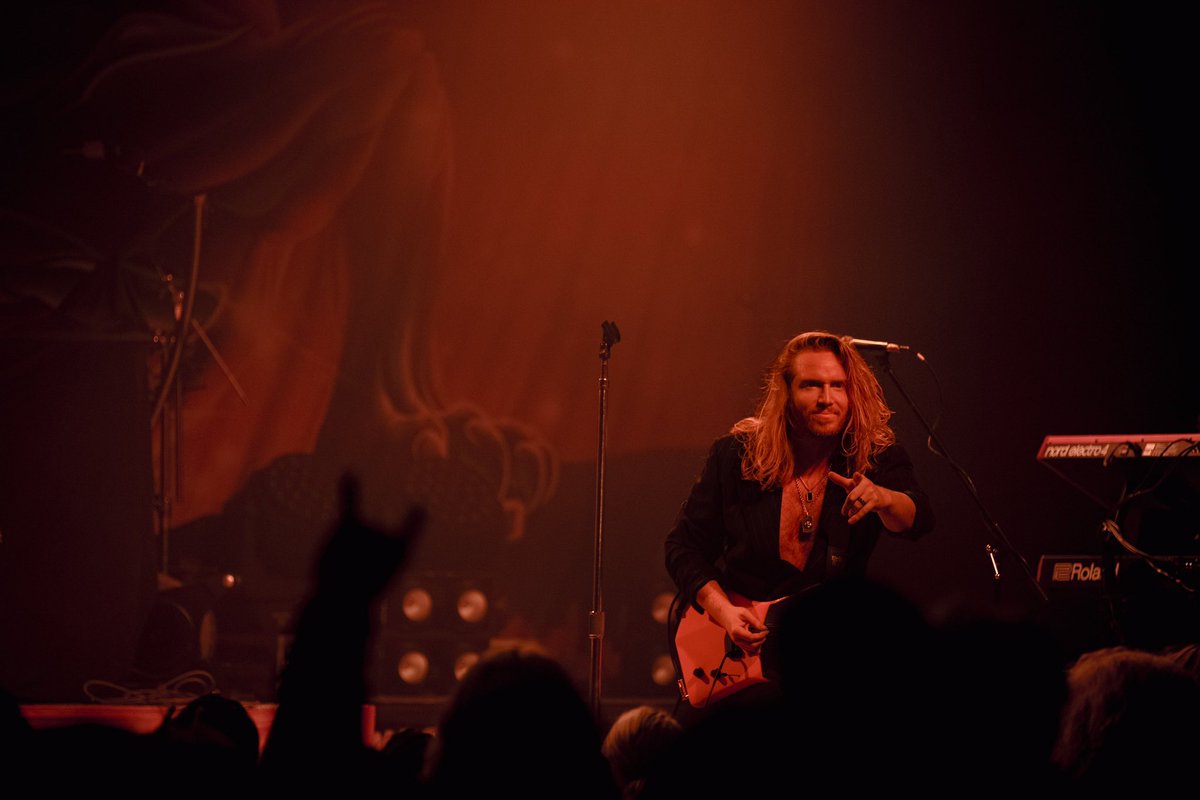 Let’s get #ToxicEnvy all over X #REPOST this and check out our official vid by clicking the link!! 📸 by Michelle Weber 
youtu.be/MWCOIzDHRKg?si…