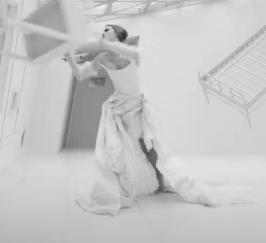 tswifterastour's tweet photo. 🚨| Taylor Swift's outfit for the 2024 GRAMMYs was an easter egg for the "Fortnight (feat. Post Malone)" music video! #TSTTPD https://t.co/pNW9xDt53N