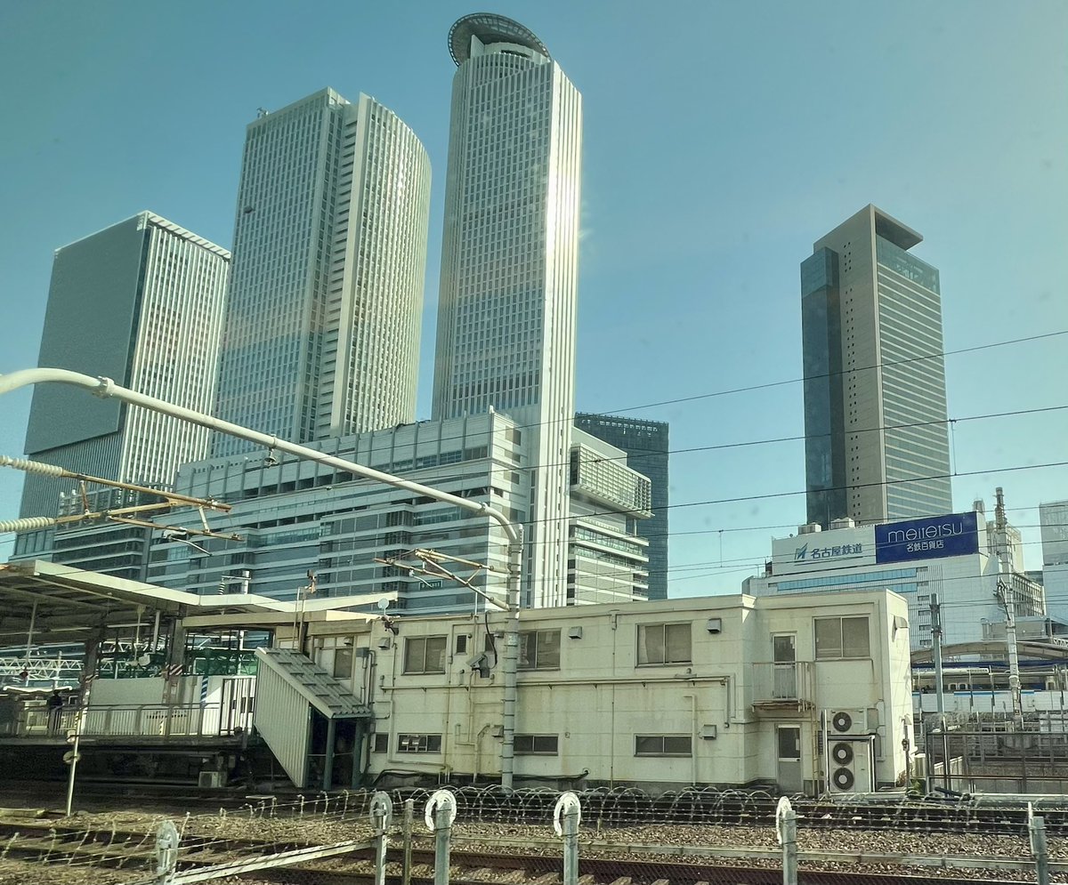 名古屋駅いま昔。どちらも新幹線の車窓から撮ったので、たぶん同じ辺りだと思います。 1975→2024。