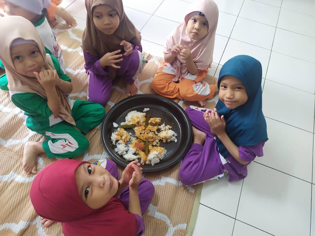 bumbungehsan's tweet photo. Bismillahirrahim.

Hari ini kami berhasrat untuk membuka peluang kepada orang ramai untuk sedekah di rumah anak yatim ✨ 

Rumah Amal Al-Firdaus ni dibiayai oleh sepasang suami isteri berhati murni yang memberi perlindungan pada ramai anak-anak yatim dan juga anak keluarga asnaf.

Keadaan kewangan mereka agak kesempitan juga, bantuan dari luar pun tak banyak.

Jadi harini bantu war-warkan tempat ni supaya ramai orang dapat membuat sedekah makanan.

Bagi yang ingin sedekah makanan dekat sini boleh pergi ke link bawah ni ya. Hari isnin kami akan hantar segala sumbangan yang terkumpul! Semoga murah rezeki 😊

Klik untuk sedekah makanan :
👉 https://t.co/WxOjNvQ7pI