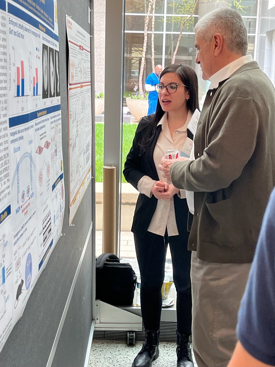 Congrats to Maira for winning a poster award at @NYASciences Cancer Metabolism and Signaling in the TME conference! Here she is, soaking in wisdom from the legendary Craig Thompson!