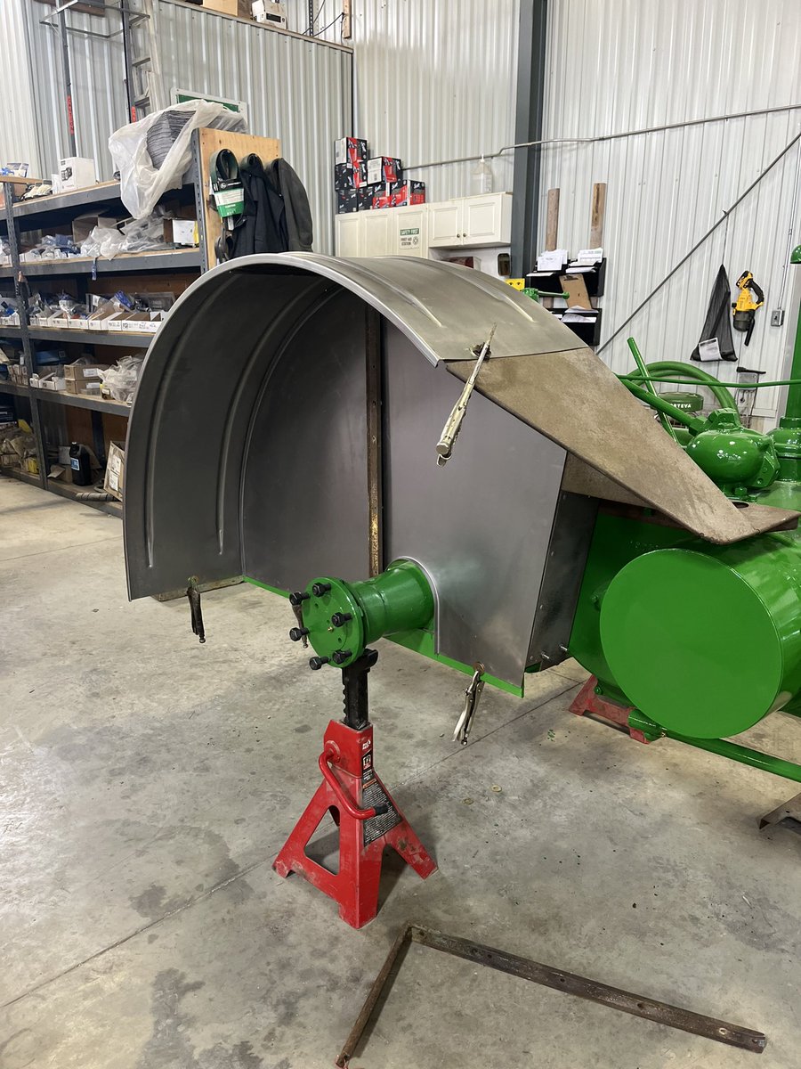 AlanPool16's tweet image. Well today was a day of precision and patience getting fenders mocked up on the AR. The end result is not far away! @JohnDeere  #winterproject