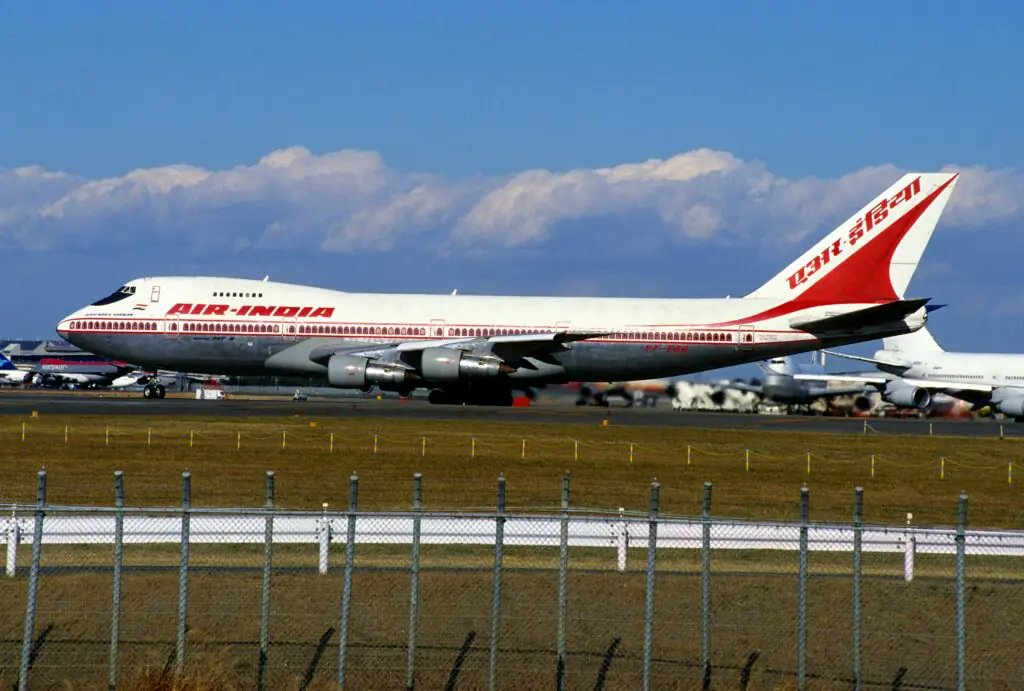 AvSourceNews's tweet photo. #HISTORY | On June 23, 1985, a dark stain fell upon history. Air India Flight 182, a Boeing 747 en route from Montreal to London, disintegrated over the Atlantic Ocean off the coast of Ireland.
Read more at AviationSource!
https://t.co/QfgpQKi21c
#AirIndia #Flight182 #AvGeek https://t.co/fvqCqphotV