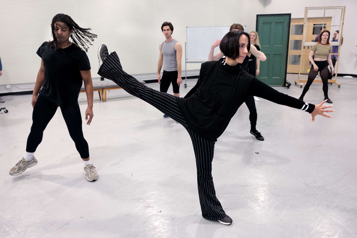 dancedatap's tweet photo. Annabelle Lopez Ochoa in-studio with Smuin Contemporary Ballet, rehearsing her upcoming world premiere of "Tupelo Tornado" —a ballet exploring the life and music of Elvis.
Photo by Chris Hardy.
#DanceDataProject #BaileysBlog #FemaleChoreographers https://t.co/aBK1t8gbji