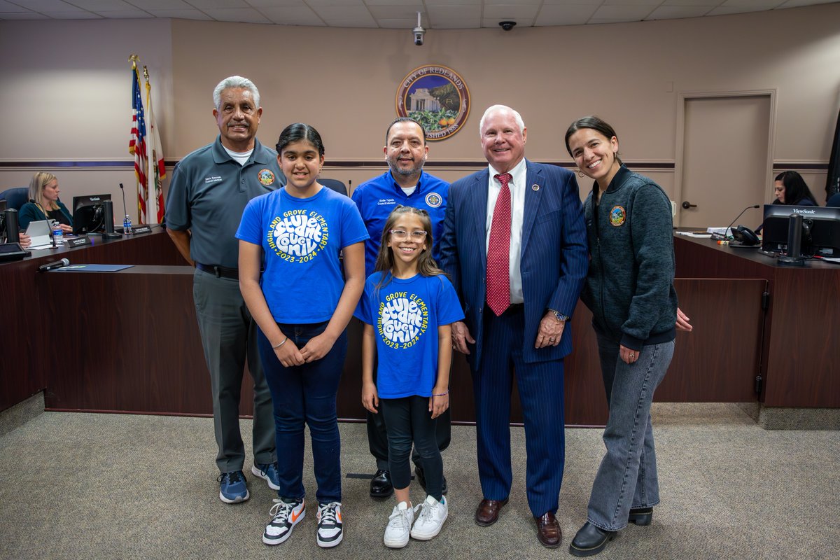 🐻✨ Tuesday night at City Hall, two @HighlandGroveES students proudly led the @CityofRedlands City Council Meeting in the Pledge of Allegiance! 🇺🇸 Way to represent, Grizzlies! 🌟 #ThisisRUSD