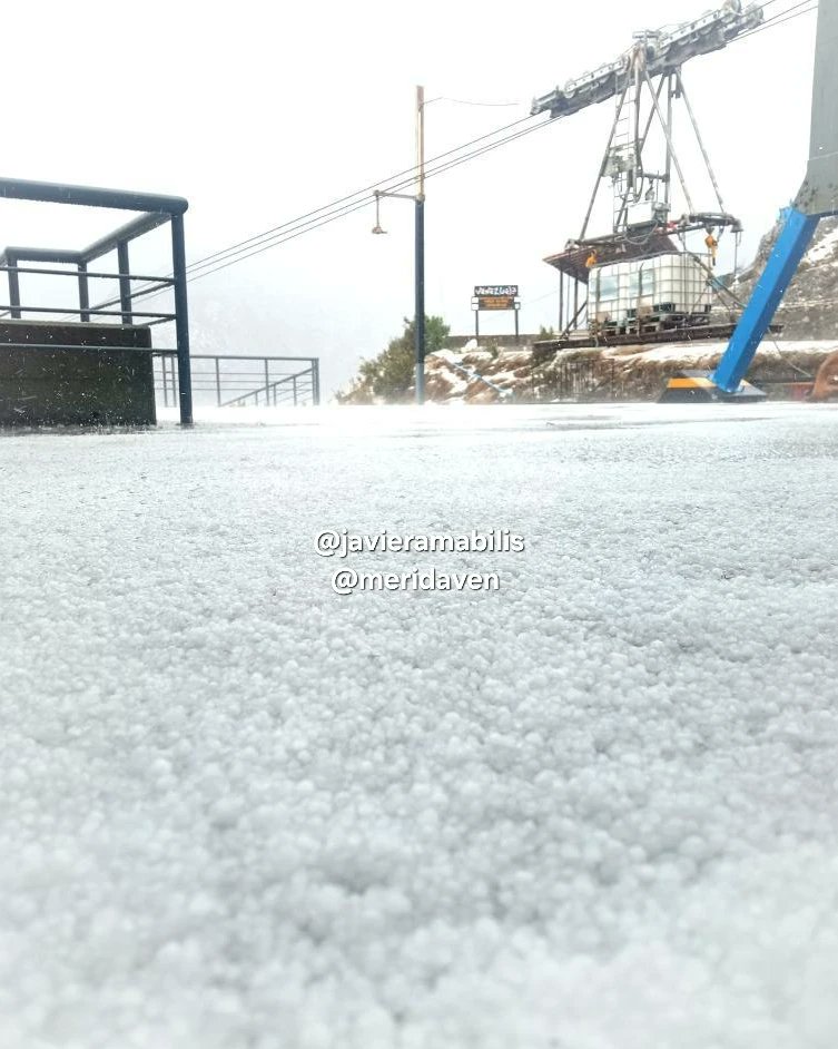 MeridaNatural's tweet photo. ❄️Primera Nevada del 2024 en la Estación Loma Redonda 🥶
📍No nevaba en esta estación desde el año 2019.
Fotos Instagram de Meridaven y @javieramabilis
¡Visita nuestta bella Mérida! 🏔️🚠
#Mérida #meridanatural https://t.co/8bIb2CCWWU