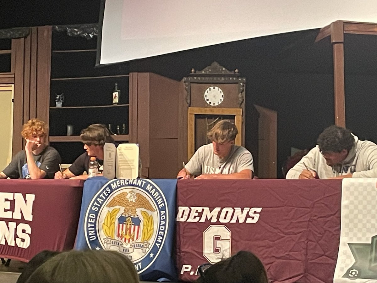 Signed🔏
Go Mariners!! 🟦 ⬜️#BEATcoastguard
<a href="/DemonsFTBL/">Golden Demons Football</a> <a href="/RodCoaching/">Roderick Rogers</a> @EliteSpeedSp <a href="/CoachKikel/">James Kikel</a> <a href="/CoachPassante/">Harry Passante</a> <a href="/CoachCroall/">Jameson Croall</a> <a href="/Scala39/">Lou Scala</a>