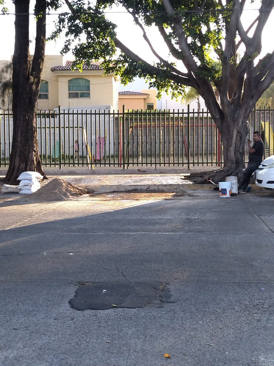 lau_cardenas's tweet photo. @Linea_Zapopan @PoderAG_Zap @ZapopanGob #Ayuda en la colonia #Paseosdelsol hay un puesto ambulante de tacos que se instala por la mañana afuera del parque Miguel Serratos ubicado en Antonio Palafox, esq Efren Torres. Con la novedad que DECIDIERON poner cemento SIGUE HILO… https://t.co/O6bVhDIpih