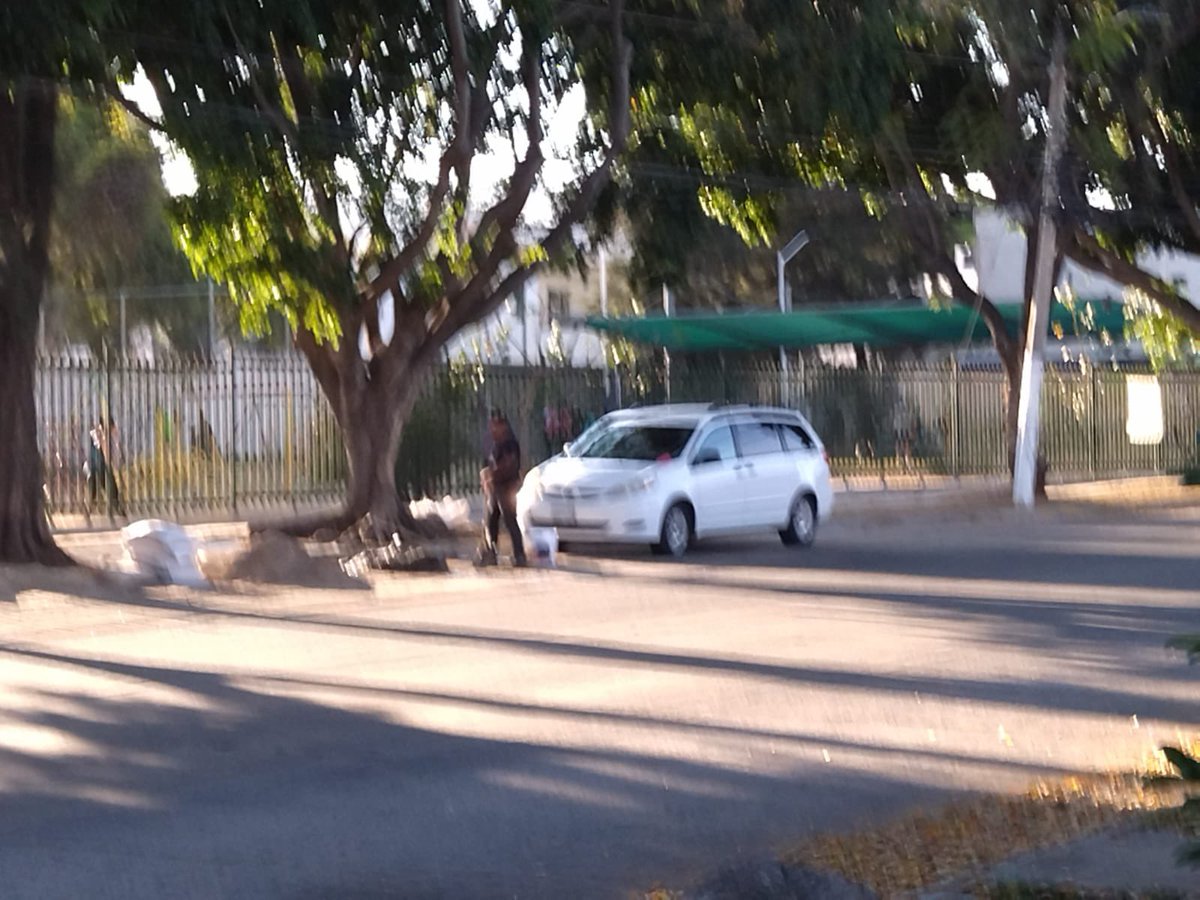 lau_cardenas's tweet photo. @Linea_Zapopan @PoderAG_Zap @ZapopanGob #Ayuda en la colonia #Paseosdelsol hay un puesto ambulante de tacos que se instala por la mañana afuera del parque Miguel Serratos ubicado en Antonio Palafox, esq Efren Torres. Con la novedad que DECIDIERON poner cemento SIGUE HILO… https://t.co/O6bVhDIpih