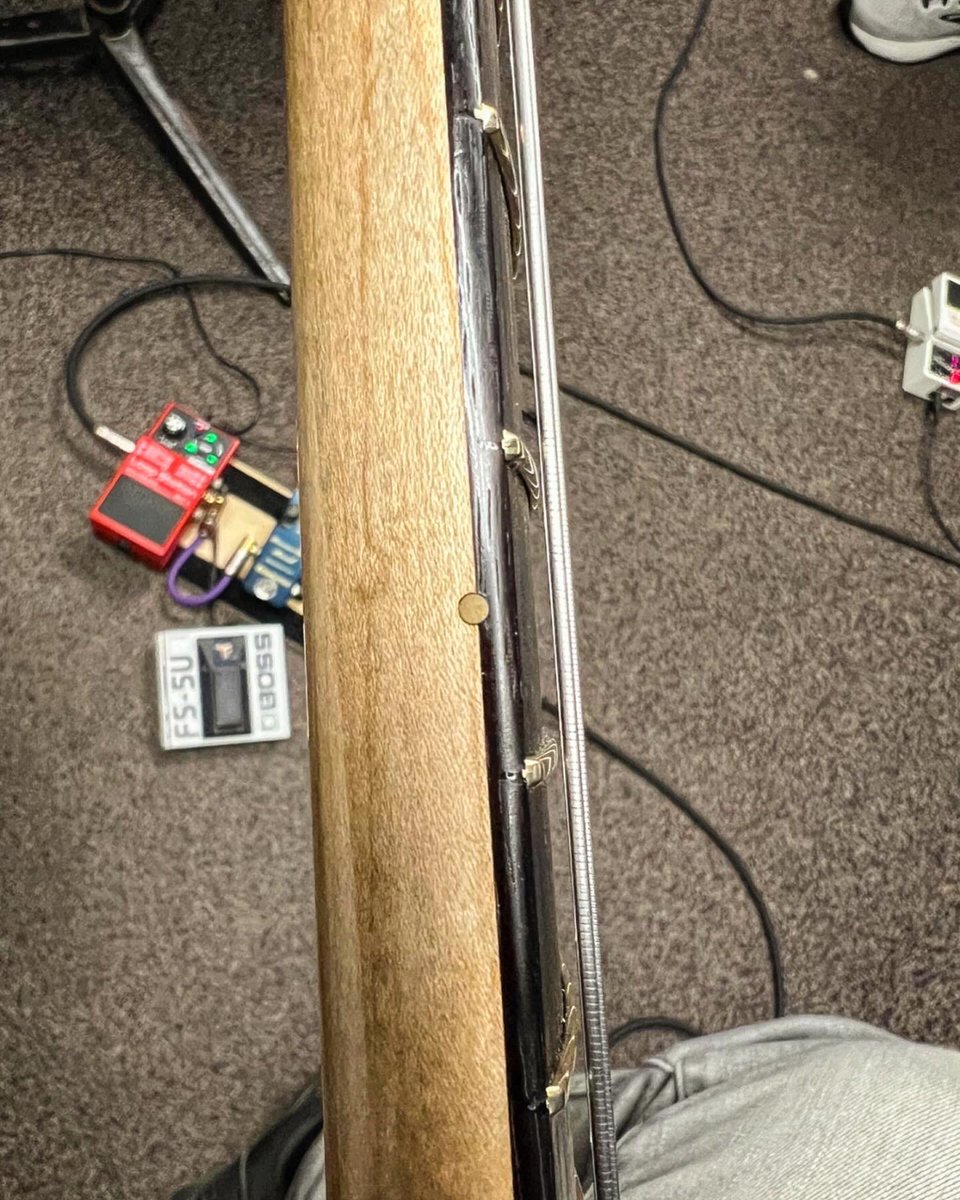 TomoJustFunky's tweet photo. Lovely neck feel @mbguitarsuk & pure tone @DaddarioandCo Chrome (flatwound) and my daily gig bag @ReunionBlues at my office @BerkleeGuitar ❤️🙏❤️
#mbguitars #guitarneck #daddario #daddariostrings #daddariochromes #flatwounds #berklee #reunionblues #stringheight #tomofujita https://t.co/IkRU8zrlxq