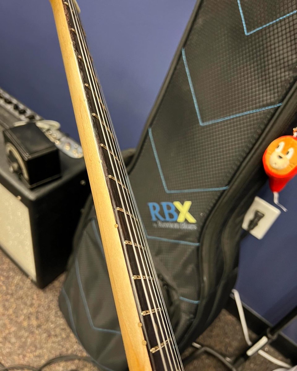 TomoJustFunky's tweet photo. Lovely neck feel @mbguitarsuk & pure tone @DaddarioandCo Chrome (flatwound) and my daily gig bag @ReunionBlues at my office @BerkleeGuitar ❤️🙏❤️
#mbguitars #guitarneck #daddario #daddariostrings #daddariochromes #flatwounds #berklee #reunionblues #stringheight #tomofujita https://t.co/IkRU8zrlxq