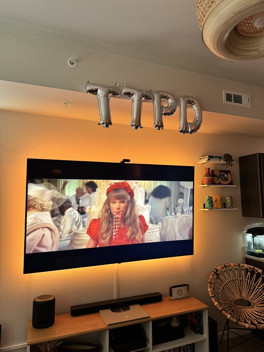 Coreywayne2's tweet image. All ready for #TTPD here, can’t wait to hear this album for the first time! Thank you @ThisIsJoshG for the incredible decorations! 🤍 @taylorswift13 @taylornation13