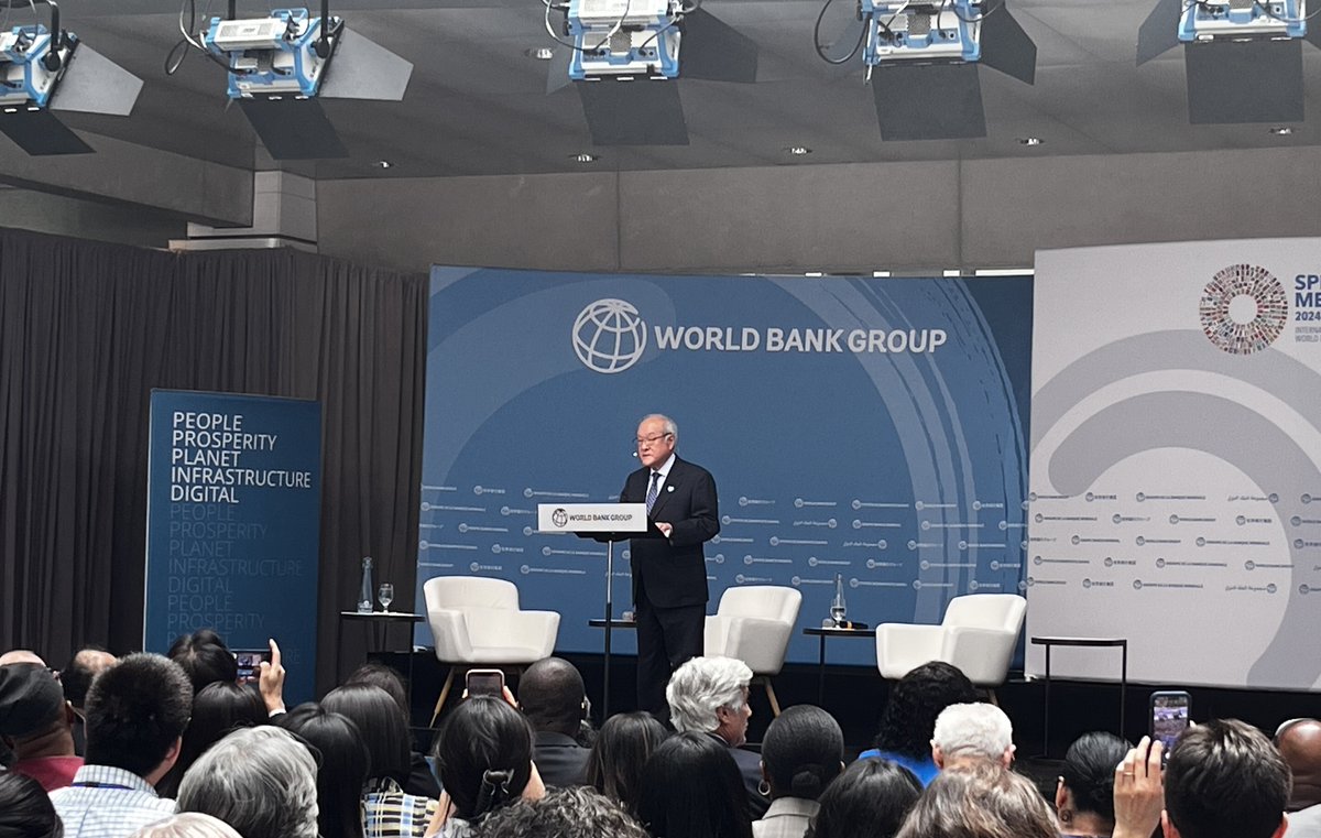 【#ワシントンDC🇺🇸】 現地時間18日、鈴木大臣は #世界銀行 主催のUHC(ユニバーサル・ヘルス・カバレッジ)推進イベントにバンガ世銀総裁、テドロスWHO事務局長らとともに出席しました。 この中で大臣は世銀・WHOと連携した「UHCナレッジハブ」の日本設立など、途上国のUHC達成への支援を表明しました。