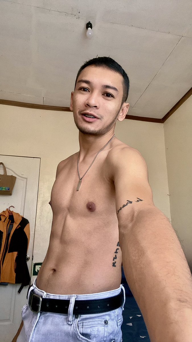 RayBoyIII's tweet photo. Feeling fresh and ready for the day! #TGIF #goodmorning #noshirtnoproblem #dutytime https://t.co/hakwLKlXos