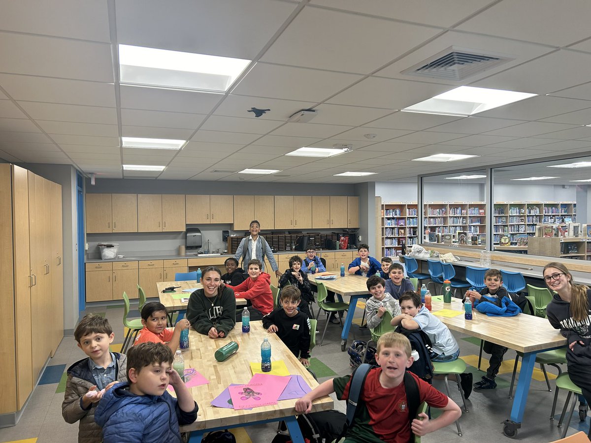 TJL_Elementary's tweet photo. Today was a blast for our Unified Lions! From creating ‘lava lamps’ to playing outdoor games like four corners, and engaging in team building activities, it was non-stop fun!  💚🤍🦁#OneHFamily #HFUnited https://t.co/8YmxLyk76o