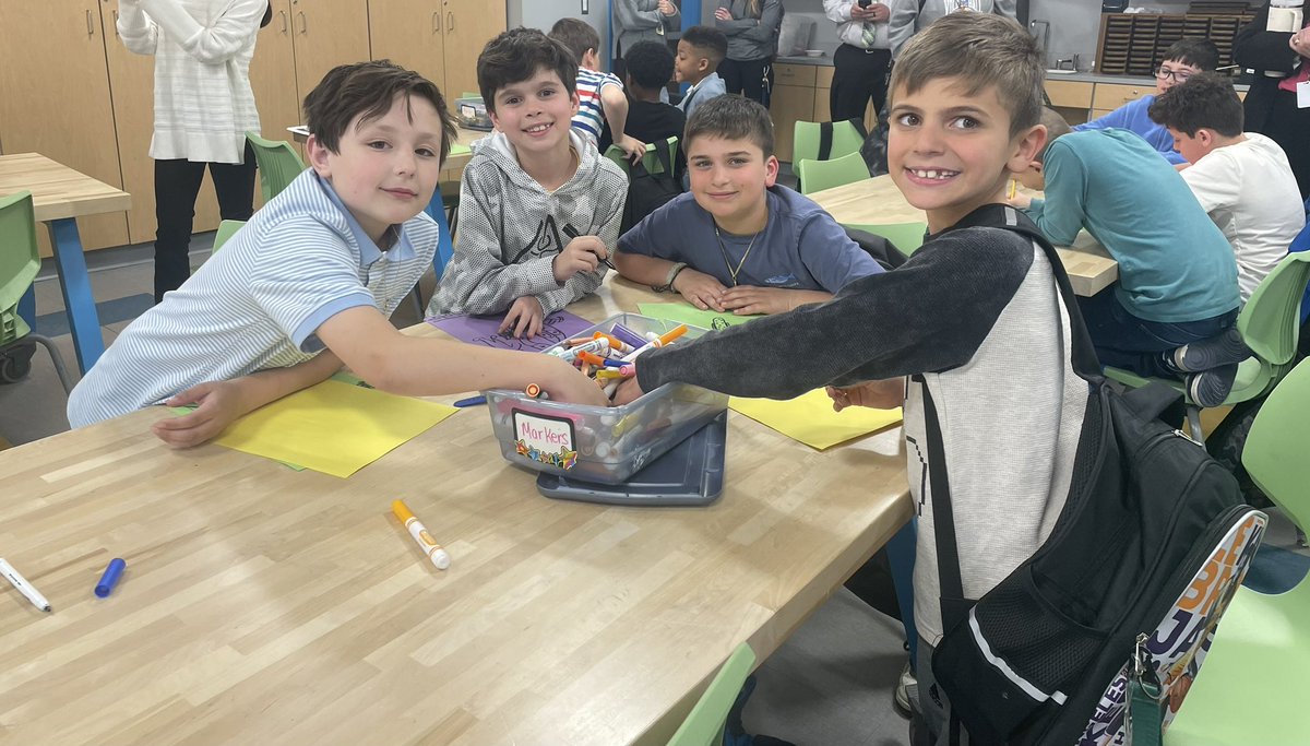 TJL_Elementary's tweet photo. Today was a blast for our Unified Lions! From creating ‘lava lamps’ to playing outdoor games like four corners, and engaging in team building activities, it was non-stop fun!  💚🤍🦁#OneHFamily #HFUnited https://t.co/8YmxLyk76o