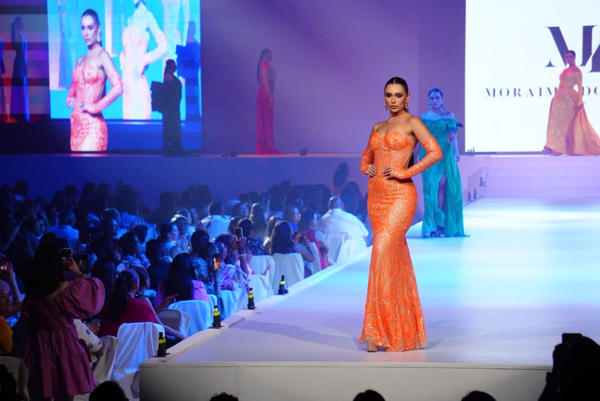 TVTenlinea's tweet photo. #DesfileDeModas👗✨ Al momento las representantes de #Centro, #Jonuta y #Macuspana engalanan la pasarela con los diseños de Moraima Domínguez https://t.co/m9XwK7tQsn