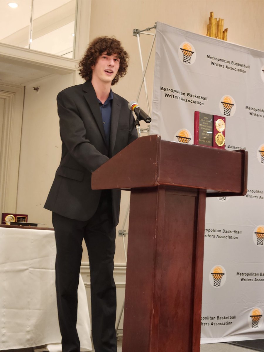 David Horn receives the OC Award #CollegeBasketball #HaggertyAwards #OCAward #CaMMVetsMedia: