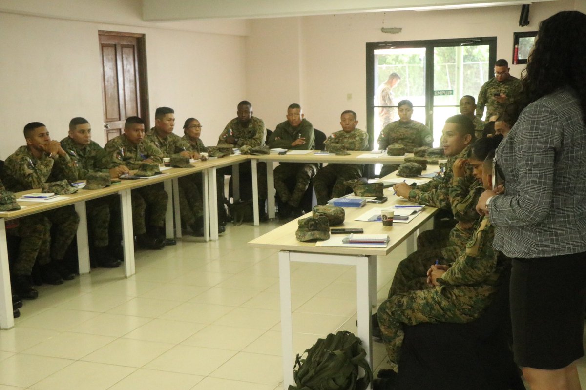 En la Base del Comando General el @CICR_DRMX impartió un taller sobre estándares del uso adecuado de la fuerza y la atención a migrantes desaparecidos, en el marco del derecho internacional de los derechos humanos. Este espacio contó con la presencia de @cruzRojaPanama.