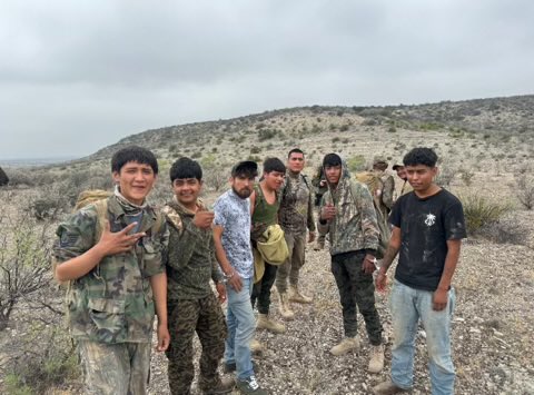 TX: This group of 9 men from Mexico, mostly in camouflage just picked up by Border Patrol in Terrell County. @ThadForTexas says they just crossed last night, saying they were here to work. Finding them was a collaborative effort between BP and the Terrell County Sheriff’s Office.…