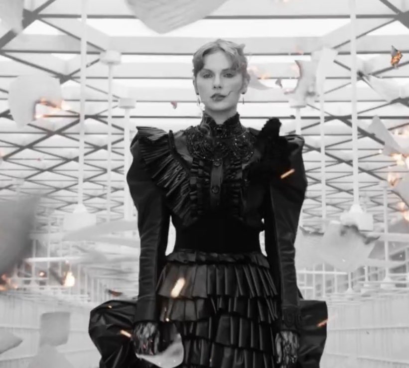 thisloveisclean's tweet photo. she is giving us british vogue realness https://t.co/amCTEGO7GF