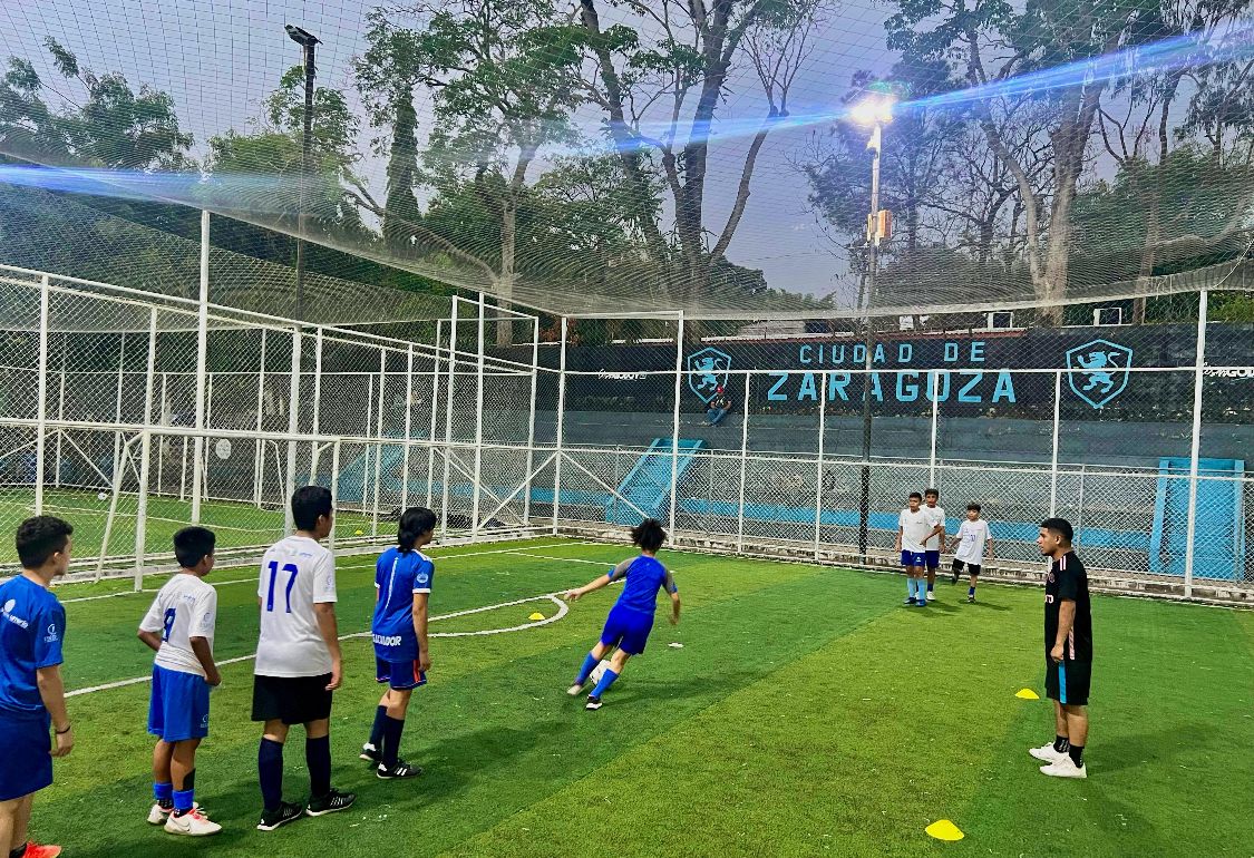 Seguimos con nuestros entrenos de fútbol, que sin duda alguna es el espacio ideal para que nuestros pequeños futbolistas puedan demostrar sus habilidades. ⚽️🏃🏻‍♂️