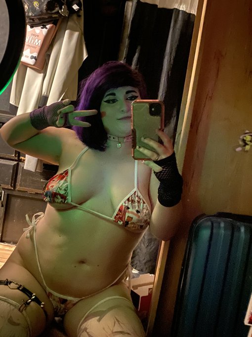 Girls in bikinis 🖤✨ https://t.co/AxAchQhijL<a href="/tag/mvsales"class="tags"><span>#mvsales</span></a>