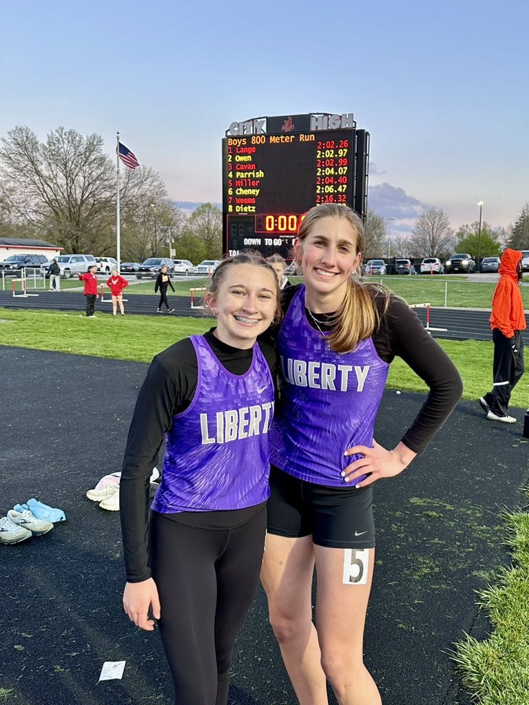 Natalie Ramsey &amp; Chelsea VeDepo take 2nd &amp; 3rd in the 200m dash! ⚡️