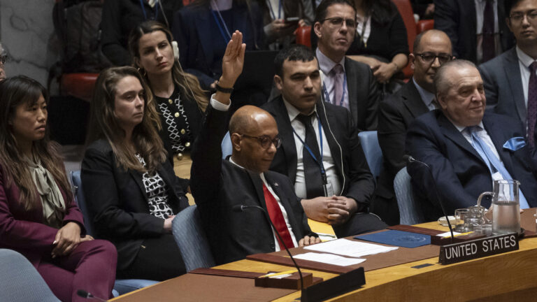 US vetoes widely supported resolution backing full UN membership for Palestine. trib.al/X5SRZEB
