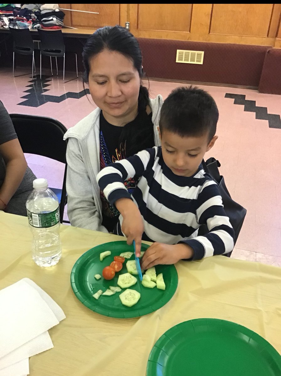 Q348 Students taught their parents about healthy eating in an afterschool workshop. Students shared what they have learned in the Nibble with Willow program. @EDSSOofD24 @NYC_District24 @DOEChancellor @NYCSchools @NYCBrightStarts