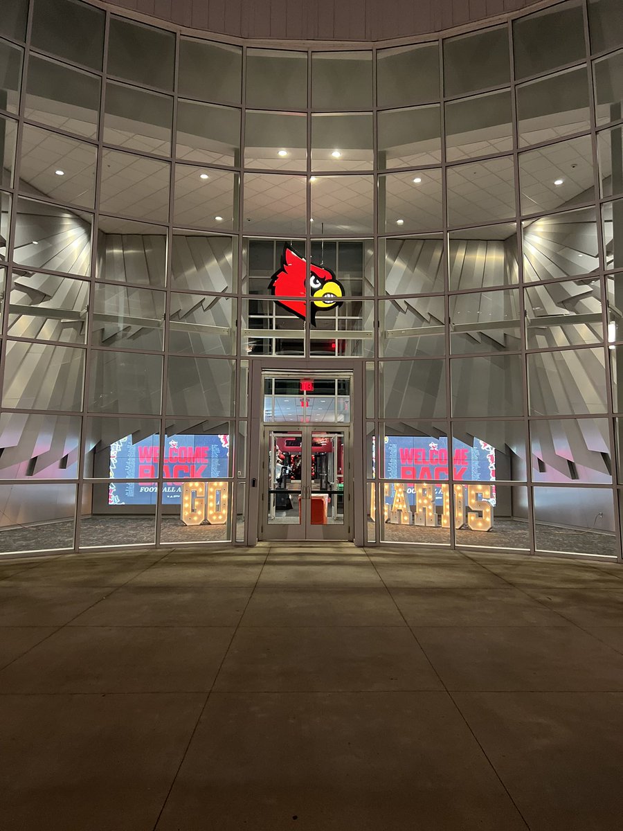Beautiful night in The Ville on Spring Game Eve!! Just finished a former player event with over 100+ players!! About to welcome some of the top recruits in the nation to our home!! Big time commitment for @LouisvilleMBB!! Spring Game is tomorrow night at 7 PM at L&N Stadium!!