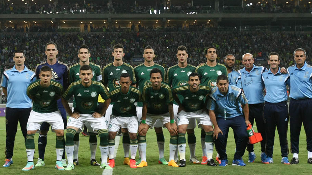 Não tinha:

-Futebol
-Habilidade 
-Tik Tok
-Bicicleta
-Hierarquia
-Titulos
-Resultado
-Cabelo pintado

Mas tinha amor a camisa!