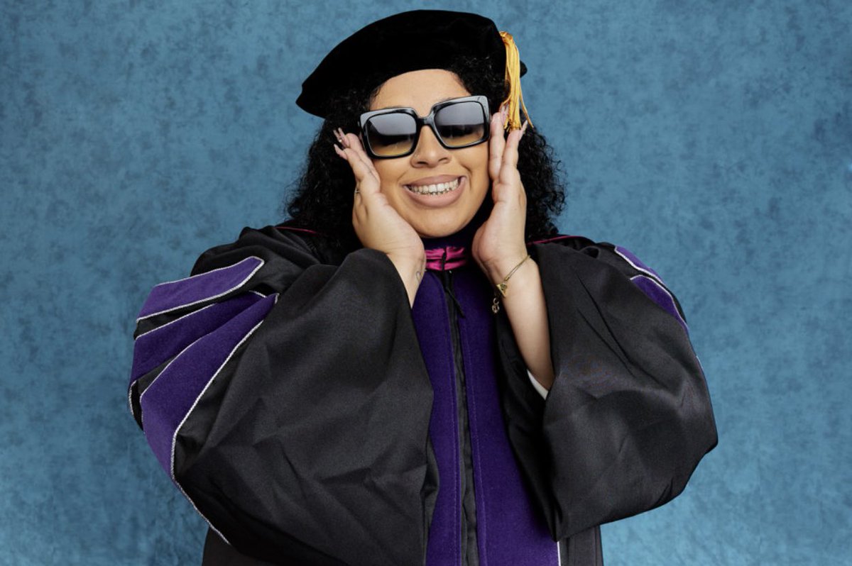 kswizzzle17's tweet photo. Did it for the (graduation)Hood 🎓

I came to law school as a girl with a lot to work on, and am now leaving as a woman with a lot to work with. I am beyond excited for this next chapter in life. 

BRB gotta go body the bar✨ https://t.co/WZeuGIikVO
