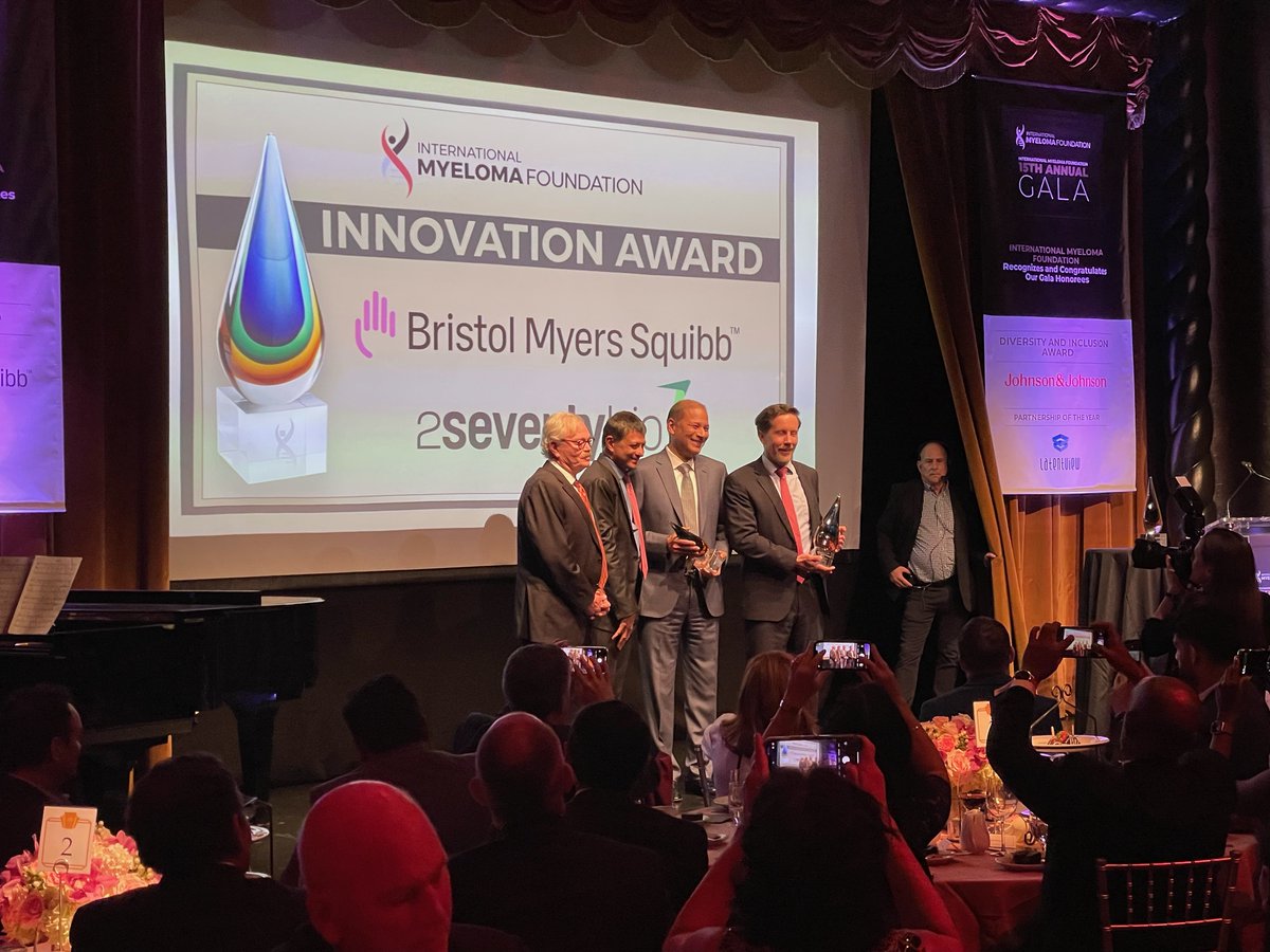 IMF Chairperson of the Board @VincentRK and myeloma patient advocate Tom Bellfort present the Innovation Awards to Bristol Myers Squibb CMO Dr. Samit Hirawat and 2seventy bio CEO Chip Baird at the IMF Annual Gala. Congratulations, Innovation Award Honorees! @bmsnews @2seventybio