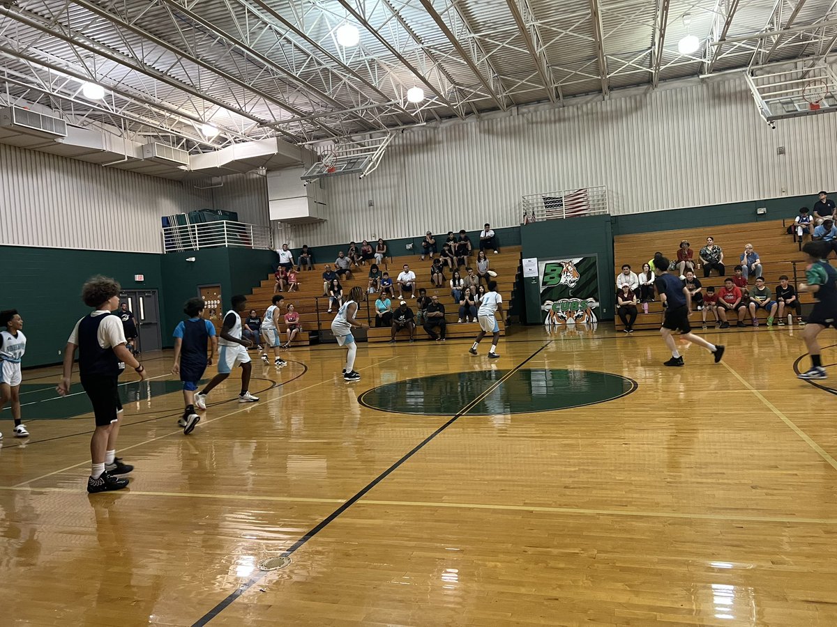 IrvingBoysHoops's tweet photo. Here supporting the inaugural season of the IRVING 6th grade league! #WeAreIrvingISD #LetsHunt @netzeroJMS @TravisMSBobcats @Austin_Broncos @Lamar_MS @IrvingBowie_MS @deZavalaMS @Crockett_MS @IrvingHigh @_BNick @IISDAthletics @IrvingISD https://t.co/SyysKjoG9Y