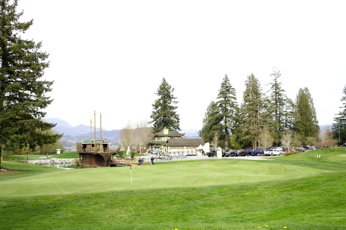 Emerging from a bunkered and tree-lined fairway, the 9th green at GreenTee Country Club opens up to views of the ship, pagoda house, and practice area.

Visit our website for spring tee times and book your round at GreenTee today ⛳🌐