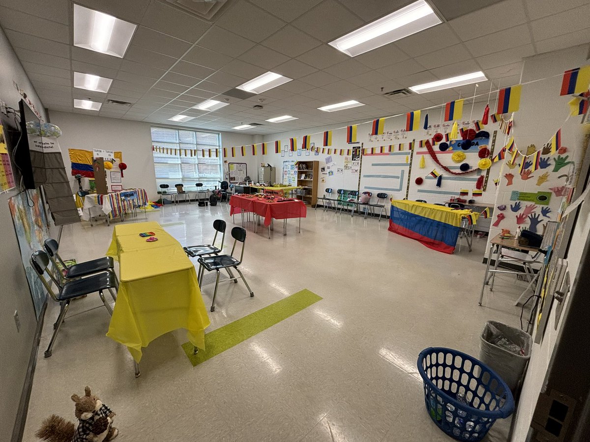 afbonillao's tweet photo. Tag Colombia: how many fingers did you put down? 🖖🏼Everything has been set up!!! DI students at WHMS are excited to share the beauty of Colombia 🇨🇴 @ParticipateLrng #unitingourworld https://t.co/u4gE0bD24G