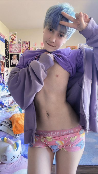 Hey bro you wana see what&rsquo;s under my hoodie? https://t.co/HTnIZYIhsS