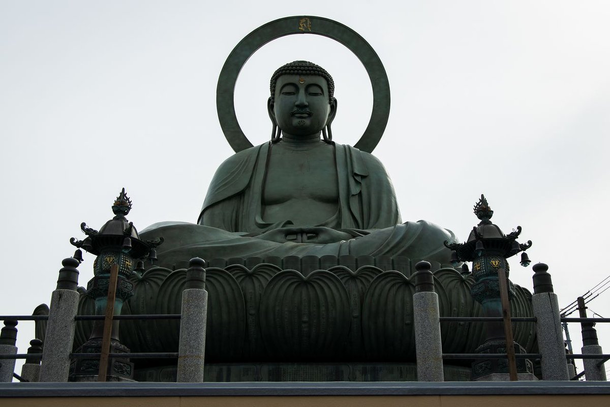 LIJIAYI35's tweet photo. 美男といわれる大仏様の美しい容貌は、高岡銅器の鋳造技術の高さを物語っています。丸い光を持つ大仏は珍しいものでした https://t.co/YDzFuuxv9X
