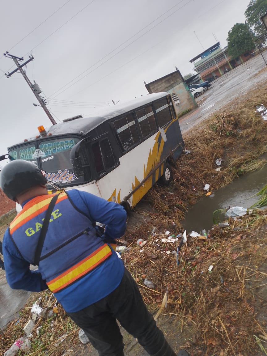 Grupos Voluntarios de Rescate asociados a GRUVOLCA Carabobo se encuentran Desplegados en la Zona Sur de Valencia ante las eventualidades por las lluvias caídas en las ultimas horas 
COMANDO UNIFICADO VALENCIA SUR
<a href="/PCivil_Ve/">Protección Civil</a> 
<a href="/SistemaCarabobo/">Sistema Integrado</a> 
<a href="/pcivil_carabobo/">Protección Civil Carabobo</a> 
<a href="/rafaellacava10/">Rafael Lacava</a>