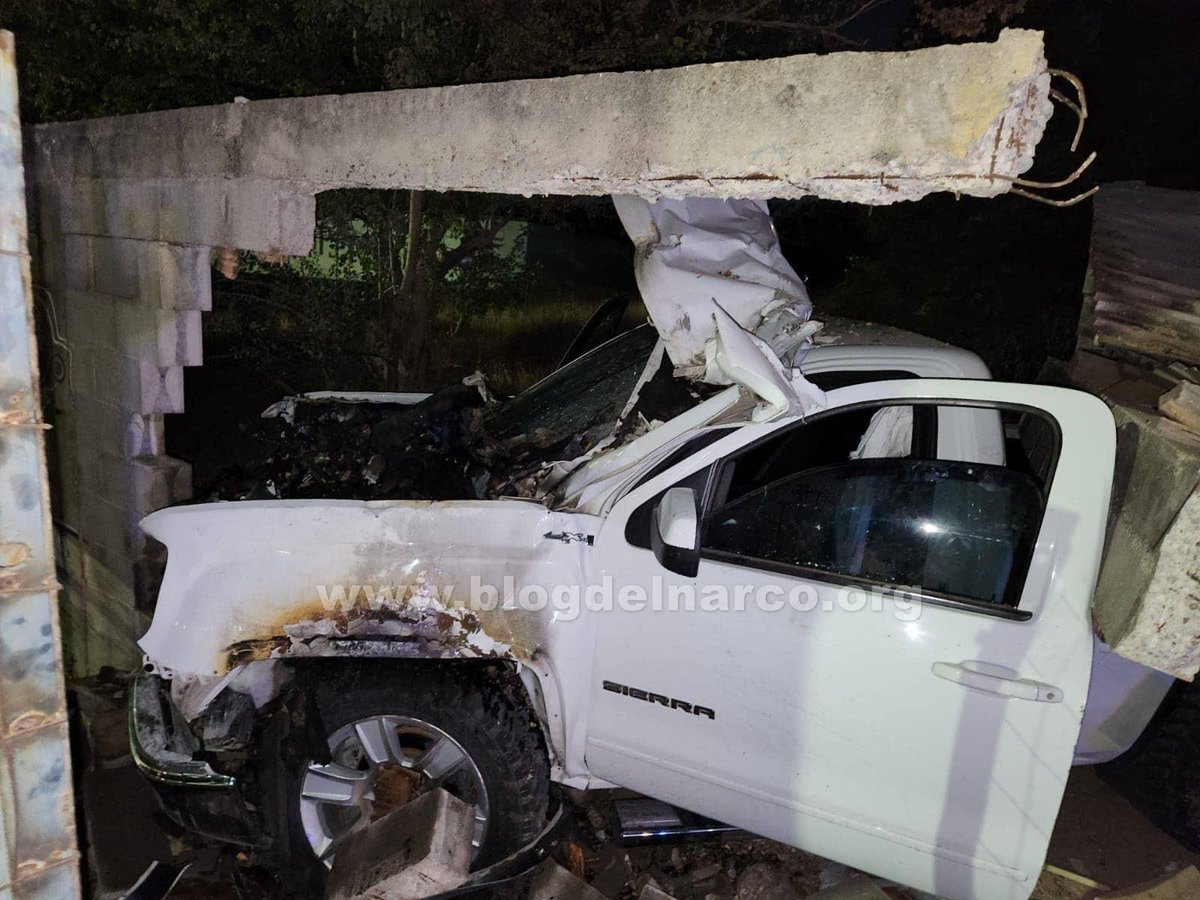 El Youtuber Luis Enrique Chiquete Alcantar 'El Chiquete Toys', iba de alucín a exceso de velocidad y estrello su camioneta blindada contra poste y muro en Culiacán, Sinaloa (Información en el enlace) blogdelnarco.org/2024/04/youtub…